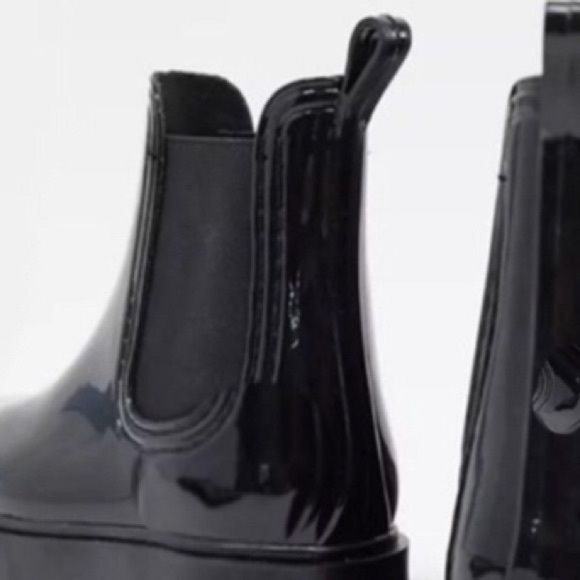 !! NEW !! Chunky Lug Sole Chelsea Rain Boots in Black Shine - Picture 3 of 5